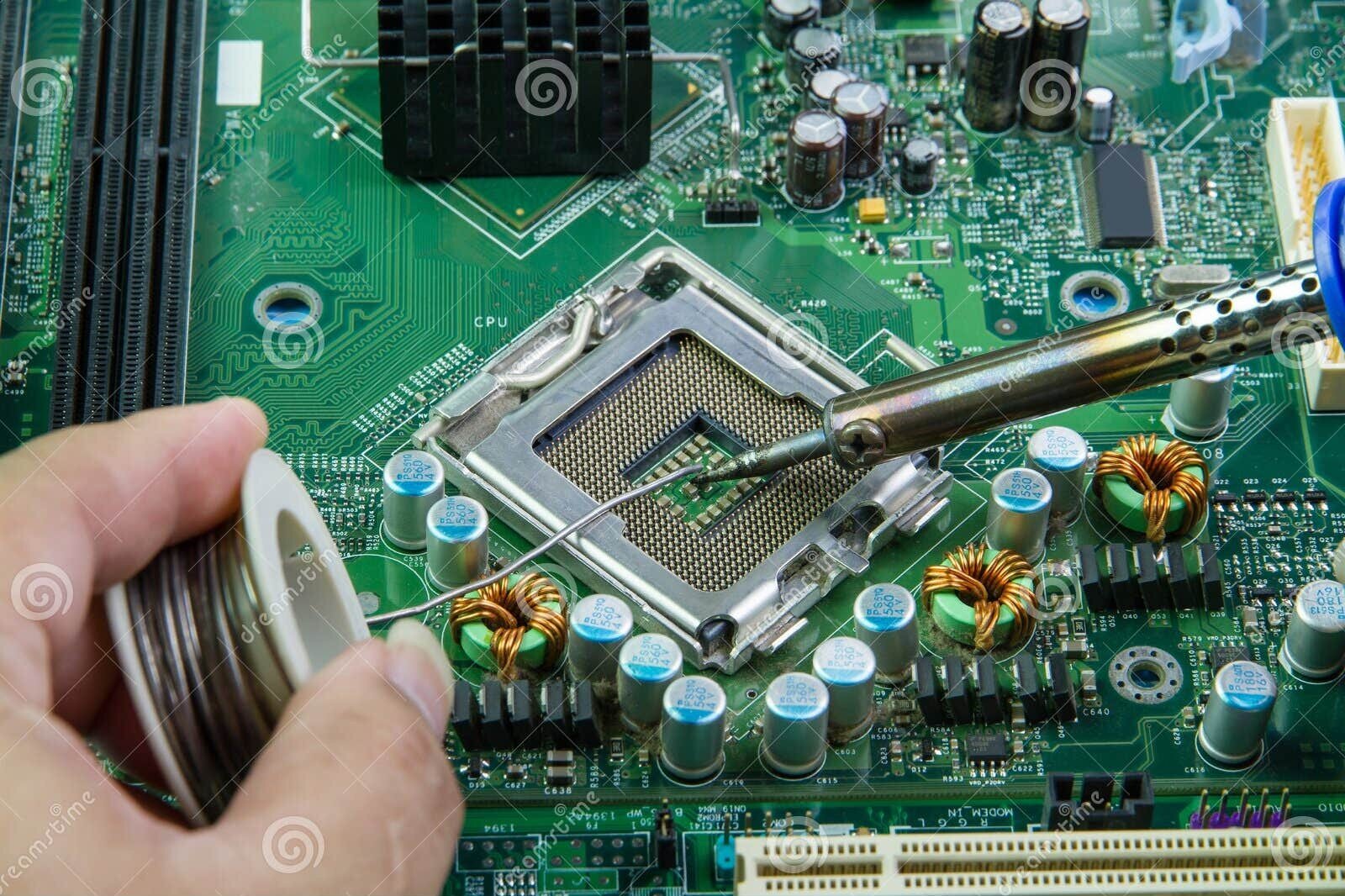 fer-à-souder-et-microcircuit