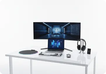 Aménagement d'espaces de travail informatiques modernes à Genève Un poste de travail informatique moderne avec un écran ultra-large et un ordinateur portable sur un bureau blanc à Genève.