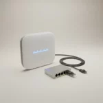 Routeur Wi-Fi blanc et commutateur réseau compact pour réseaux informatiques à Genève.