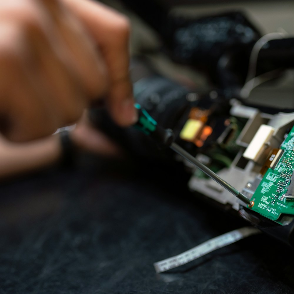Examen des composants d’un appareil électronique ouvert